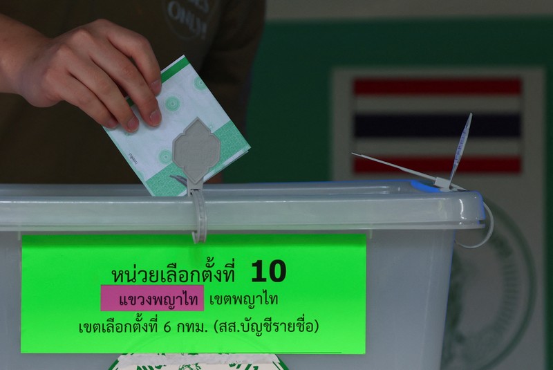 THAILAND-ELECTION/ A voter casts a ballot to vote in the general election at a polling station in Bangkok, Thailand, May 14, 2023. REUTERS/Athit Perawongmetha