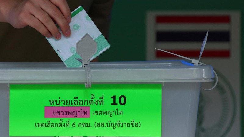 A voter casts a ballot to vote in the general election at a polling station in Bangkok, Thailand, May 14, 2023. REUTERS/Athit Perawongmetha