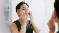 Cuci Muka Doang Belum Cukup, Ini Rutinitas 2 Langkah Biar Wajah Pria Nggak Kusam