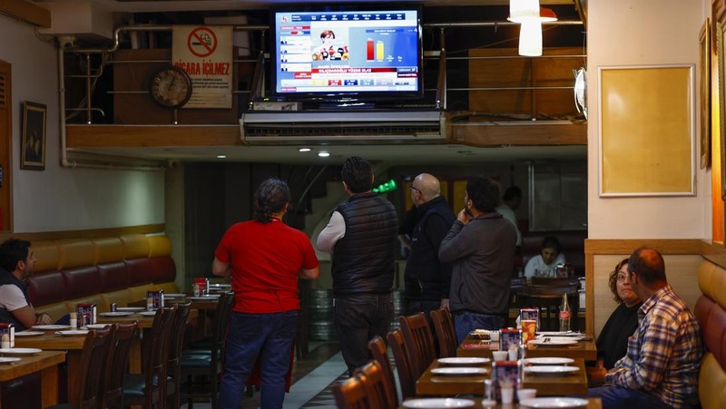ISTANBUL, TURKEY - MAY 14: Vote counting begins for President and 28th Term Parliamentary Elections on May 14, 2023, in Istanbul, Turkey. Turkey votes at the ballot box to elect its 13th President and 28th Term parliament, who will serve for five years. (Photo by Hakan Akgun/dia images via Getty Images)