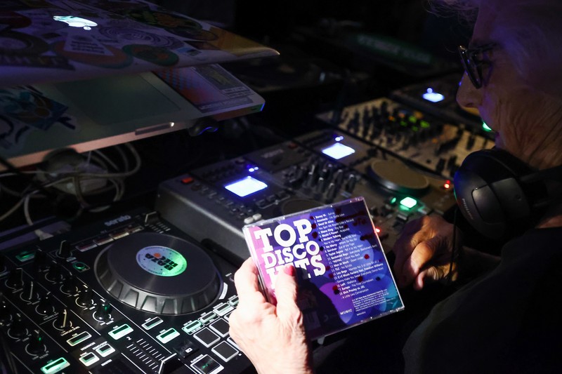 Orang-orang menari saat Wirginia Szmyt, DJ berusia 84 tahun, tampil dalam sebuah pesta di Warsawa, Polandia pada 13 Mei 2023. Orang-orang menari saat Wirginia Szmyt, DJ berusia 84 tahun, tampil dalam sebuah pesta di Warsawa, Polandia pada 13 Mei 2023. DJ Vika adalah DJ tertua di Polandia dan juga seorang aktivis yang bekerja untuk manula. Sebuah film dokumenter tentang DJ Vika dibuat dan ditayangkan perdana dalam beberapa hari terakhir. (Jakub Porzycki/Anadolu Agency via Getty Images)