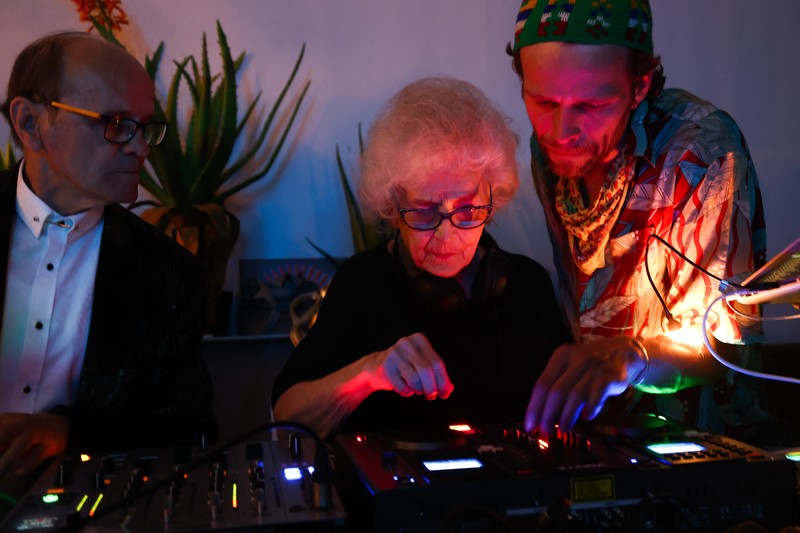 Orang-orang menari saat Wirginia Szmyt, DJ berusia 84 tahun, tampil dalam sebuah pesta di Warsawa, Polandia pada 13 Mei 2023. DJ Vika adalah DJ tertua di Polandia dan juga seorang aktivis yang bekerja untuk manula. Sebuah film dokumenter tentang DJ Vika dibuat dan ditayangkan perdana dalam beberapa hari terakhir. (Jakub Porzycki/Anadolu Agency via Getty Images)