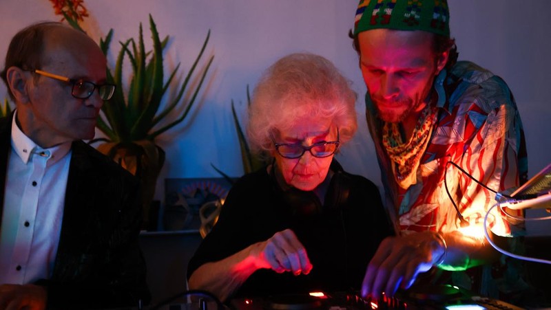 Orang-orang menari saat Wirginia Szmyt, DJ berusia 84 tahun, tampil dalam sebuah pesta di Warsawa, Polandia pada 13 Mei 2023. DJ Vika adalah DJ tertua di Polandia dan juga seorang aktivis yang bekerja untuk manula. Sebuah film dokumenter tentang DJ Vika dibuat dan ditayangkan perdana dalam beberapa hari terakhir. (Jakub Porzycki/Anadolu Agency via Getty Images)