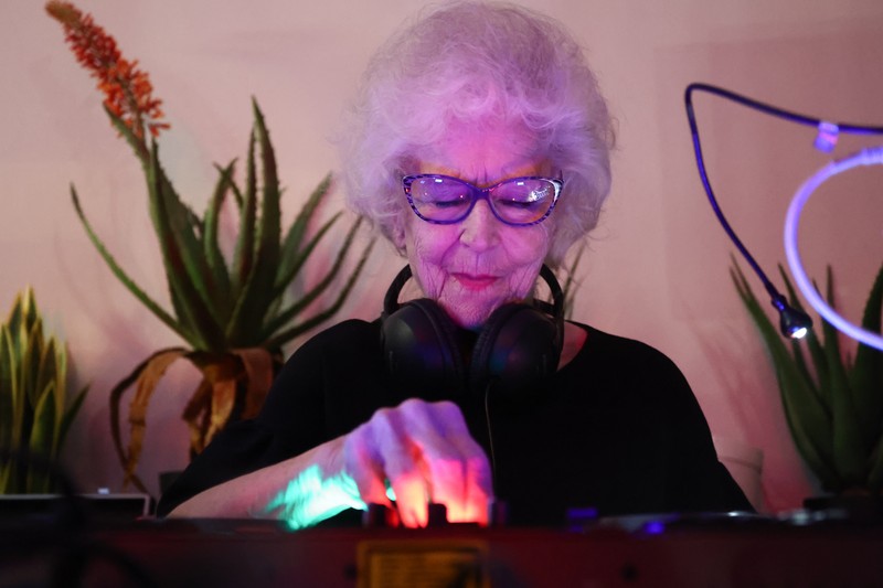Orang-orang menari saat Wirginia Szmyt, DJ berusia 84 tahun, tampil dalam sebuah pesta di Warsawa, Polandia pada 13 Mei 2023. DJ Vika adalah DJ tertua di Polandia dan juga seorang aktivis yang bekerja untuk manula. Sebuah film dokumenter tentang DJ Vika dibuat dan ditayangkan perdana dalam beberapa hari terakhir. (Jakub Porzycki/Anadolu Agency via Getty Images)