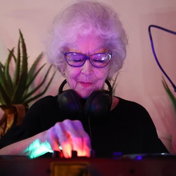 Tua Tua Keladi, Potret Nenek 84 Tahun Masih Eksis Jadi DJ