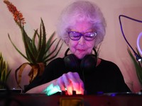 Tua Tua Keladi, Potret Nenek 84 Tahun Masih Eksis Jadi DJ