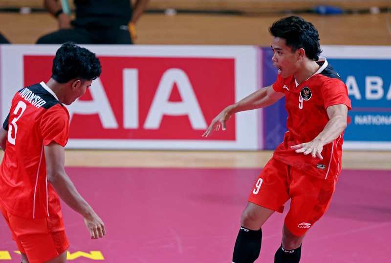 1254951706 Malaysia's Muhammad Hafizul Hayazi Adnan (C-L) and Indonesia's Muhammad Hardiansyah (C) compete in their men's double sepak takraw final event during the 32nd Southeast Asian Games (SEA Games) in Phnom Penh on May 15, 2023. (Photo by MOHD RASFAN / AFP) (Photo by MOHD RASFAN/AFP via Getty Images)