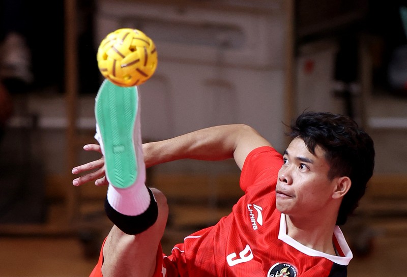 1254951706 Malaysia's Muhammad Hafizul Hayazi Adnan (C-L) and Indonesia's Muhammad Hardiansyah (C) compete in their men's double sepak takraw final event during the 32nd Southeast Asian Games (SEA Games) in Phnom Penh on May 15, 2023. (Photo by MOHD RASFAN / AFP) (Photo by MOHD RASFAN/AFP via Getty Images)