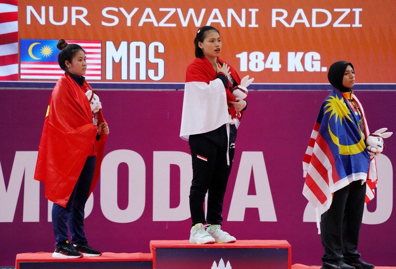 Southeast Asian Games - Weightlifting - Olympic Taekwondo Hall, Phnom Penh, Cambodia - May 15, 2023 Indonesia's Tsabitha Alfiah Ramadani in action during the women's - 64kg REUTERS/Cindy Liu