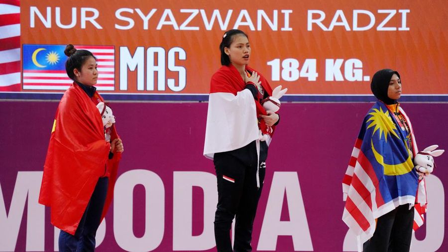 Southeast Asian Games - Weightlifting - Olympic Taekwondo Hall, Phnom Penh, Cambodia - May 15, 2023 Indonesia's Tsabitha Alfiah Ramadani in action during the women's - 64kg REUTERS/Cindy Liu