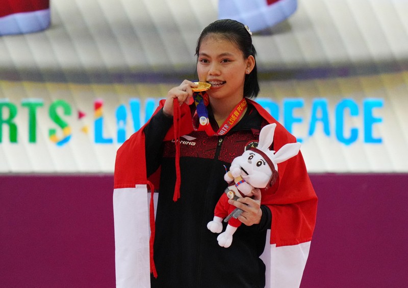 Southeast Asian Games - Weightlifting - Olympic Taekwondo Hall, Phnom Penh, Cambodia - May 15, 2023 Indonesia's Tsabitha Alfiah Ramadani in action during the women's - 64kg REUTERS/Cindy Liu