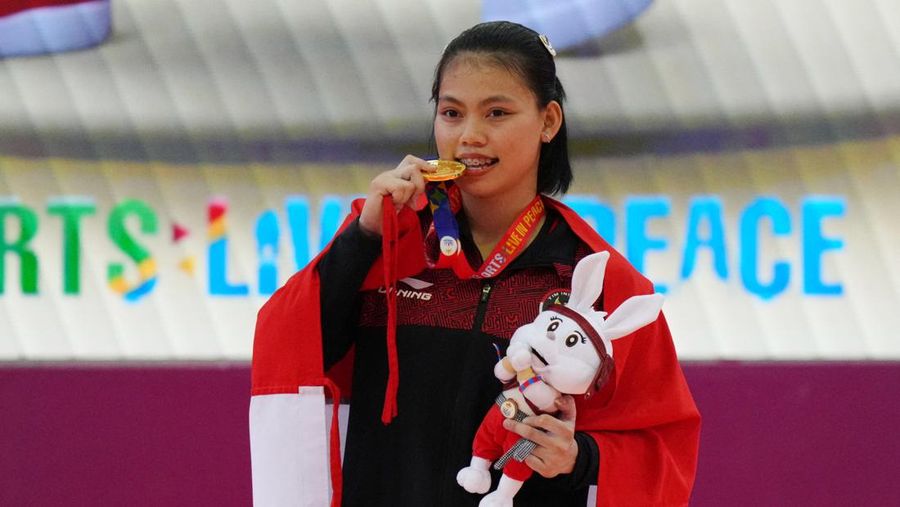 Southeast Asian Games - Weightlifting - Olympic Taekwondo Hall, Phnom Penh, Cambodia - May 15, 2023 Indonesia's Tsabitha Alfiah Ramadani in action during the women's - 64kg REUTERS/Cindy Liu