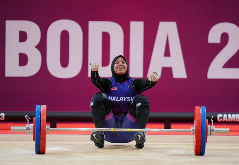Southeast Asian Games - Weightlifting - Olympic Taekwondo Hall, Phnom Penh, Cambodia - May 15, 2023 Indonesia's Tsabitha Alfiah Ramadani in action during the women's - 64kg REUTERS/Cindy Liu