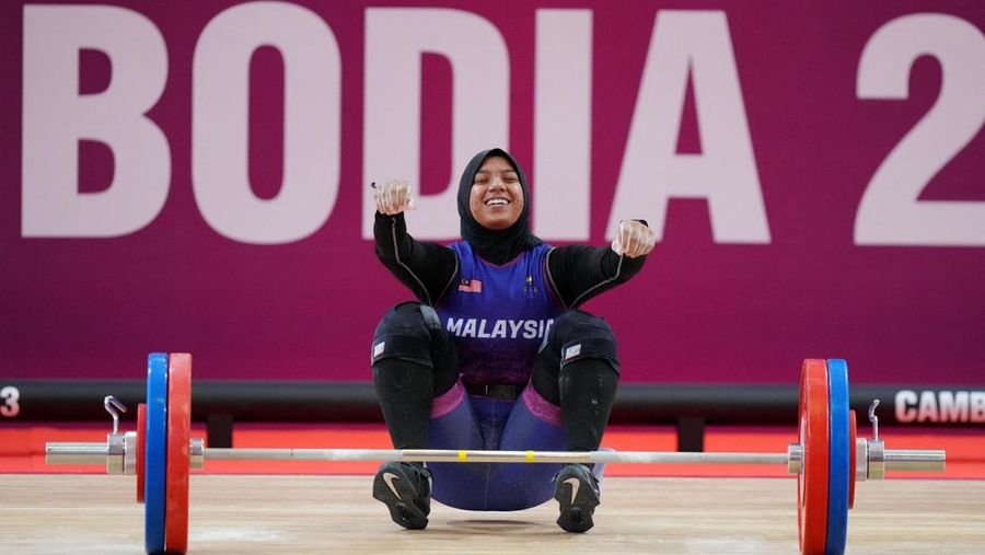 Southeast Asian Games - Weightlifting - Olympic Taekwondo Hall, Phnom Penh, Cambodia - May 15, 2023 Indonesia's Tsabitha Alfiah Ramadani in action during the women's - 64kg REUTERS/Cindy Liu