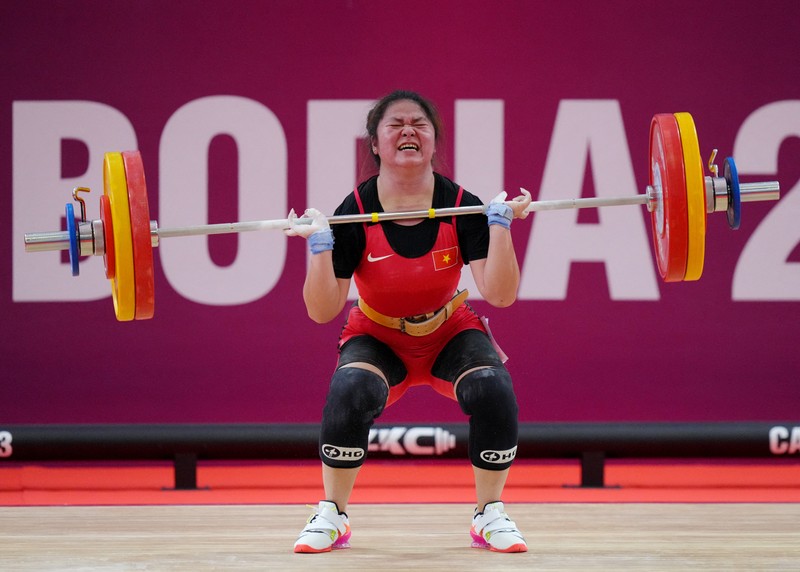 GAMES-SEA/ Southeast Asian Games - Weightlifting - Olympic Taekwondo Hall, Phnom Penh, Cambodia - May 15, 2023 Indonesia's Tsabitha Alfiah Ramadani in action during the women's - 64kg REUTERS/Cindy Liu