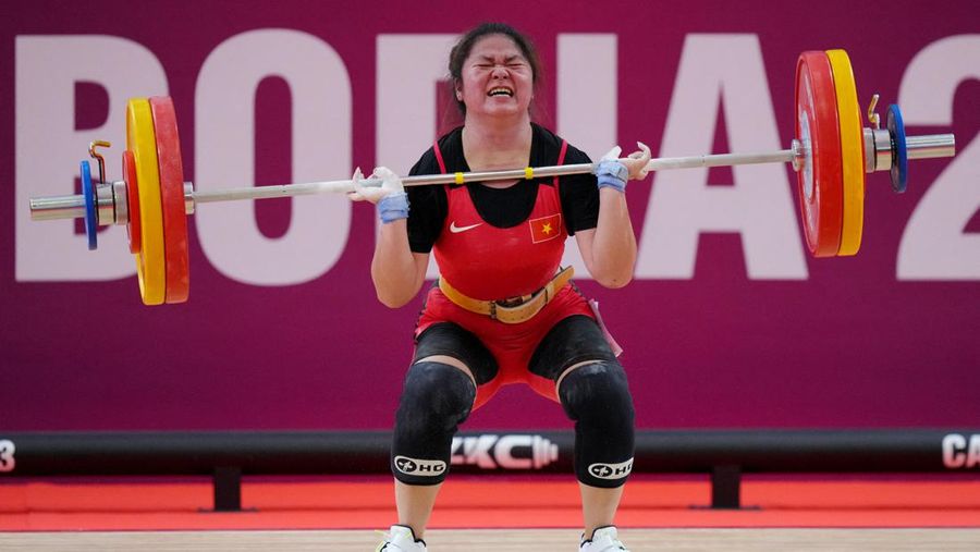 Southeast Asian Games - Weightlifting - Olympic Taekwondo Hall, Phnom Penh, Cambodia - May 15, 2023 Indonesia's Tsabitha Alfiah Ramadani in action during the women's - 64kg REUTERS/Cindy Liu
