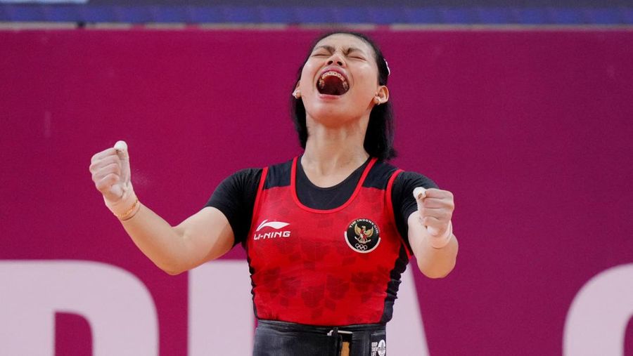 Southeast Asian Games - Weightlifting - Olympic Taekwondo Hall, Phnom Penh, Cambodia - May 15, 2023 Indonesia's Tsabitha Alfiah Ramadani in action during the women's - 64kg REUTERS/Cindy Liu