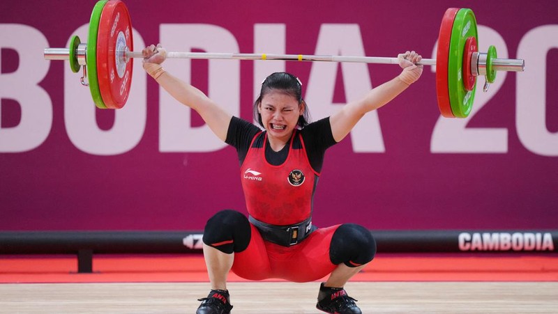 Southeast Asian Games - Weightlifting - Olympic Taekwondo Hall, Phnom Penh, Cambodia - May 15, 2023 Indonesia's Tsabitha Alfiah Ramadani in action during the women's - 64kg REUTERS/Cindy Liu