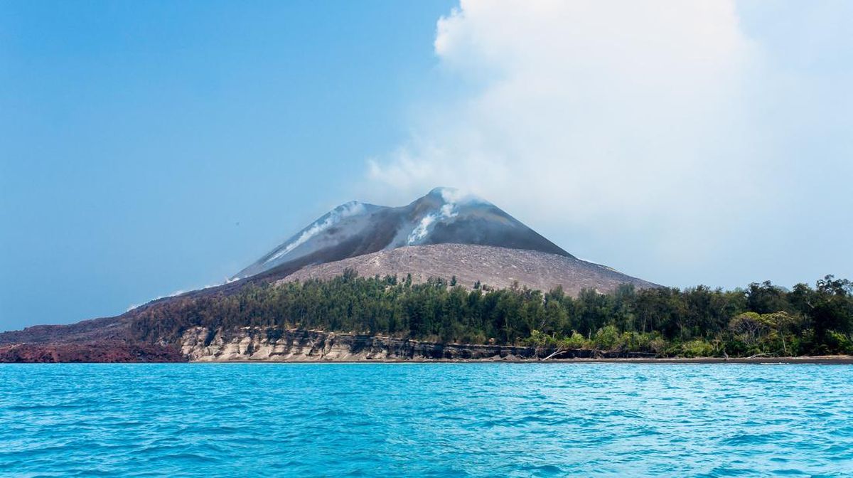 Gunung Anak Krakatau Erupsi Disertai Lava Fountain, Terdengar Gemuruh