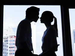 6 Ciri-ciri Cowok Selingkuh dan Berbohong, Tiba-tiba Terlalu Baik 6 Ciri-ciri Cowok Selingkuh dan Berbohong, Tiba-tiba Terlalu Baik