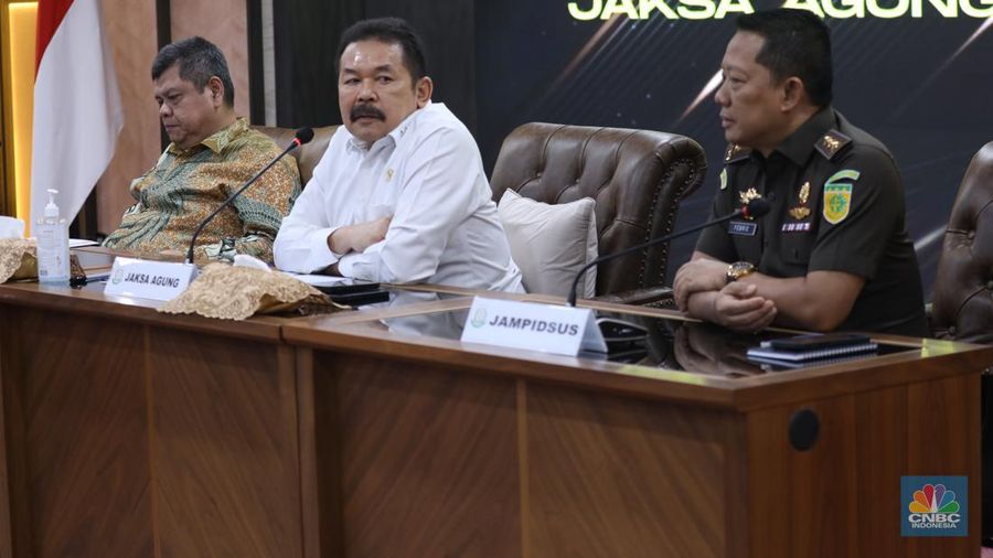 Jaksa Agung RI, ST Burhanuddin (tengah), Jampidsus Febrie Afriansyah (kanan), Kepala BPKP Muhammad Yusuf Ateh (kiri) dalam konferensi pers dugaan korupsi kerugian perkara BTS di gedung Kejaksaan Agung, Jakarta, Senin (15/5/2023). (CNBC Indonesia/Tri Susilo)