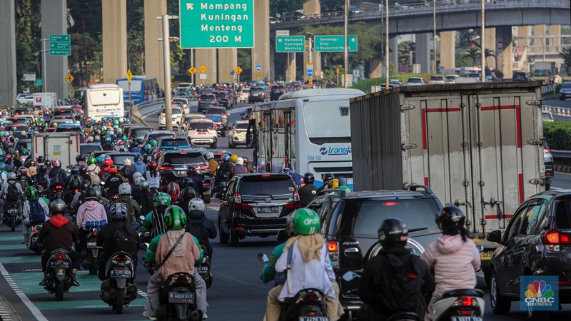 Kemacetan kendaraan motor dan mobil saat jam kerja (CNBC Indonesia/Faisal Rahman) Kemacetan kendaraan motor dan mobil saat jam kerja (CNBC Indonesia/Faisal Rahman)