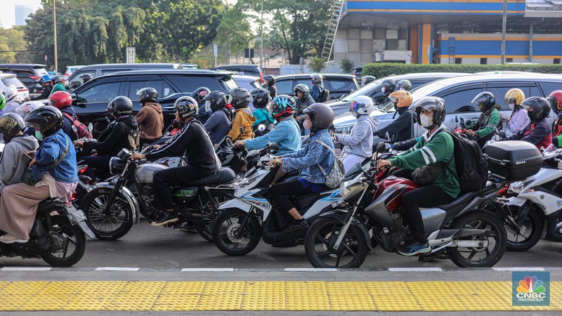 Kemacetan kendaraan motor dan mobil saat jam kerja (CNBC Indonesia/Faisal Rahman) Kemacetan kendaraan motor dan mobil saat jam kerja (CNBC Indonesia/Faisal Rahman)