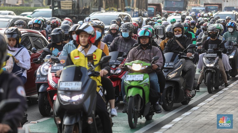 Kemacetan kendaraan motor dan mobil saat jam kerja (CNBC Indonesia/Faisal Rahman) Kemacetan kendaraan motor dan mobil saat jam kerja (CNBC Indonesia/Faisal Rahman)