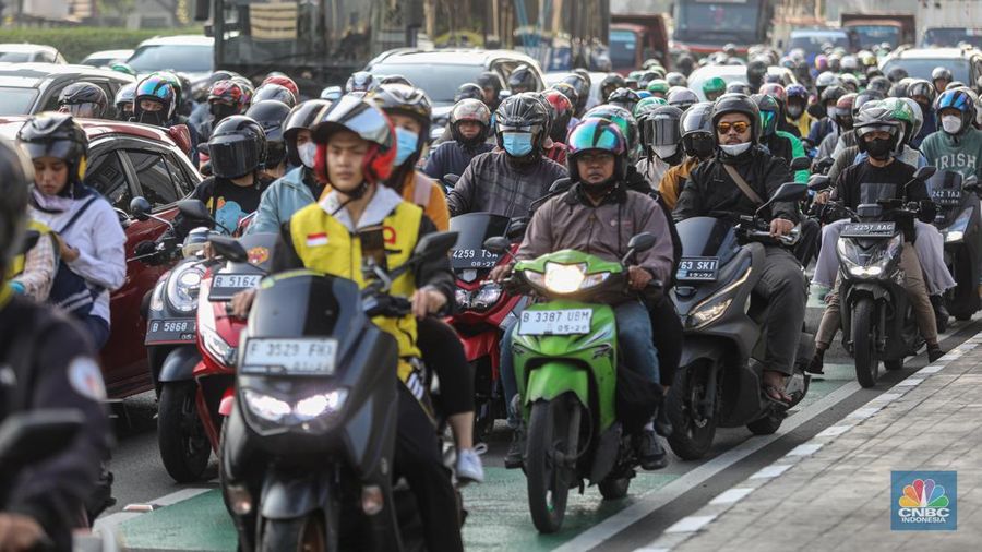 Kemacetan kendaraan motor dan mobil saat jam kerja (CNBC Indonesia/Faisal Rahman)