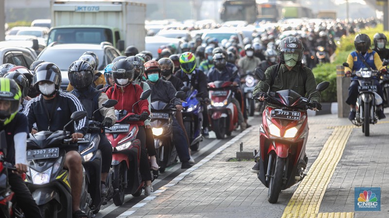 Kemacetan kendaraan motor dan mobil saat jam kerja (CNBC Indonesia/Faisal Rahman) Kemacetan kendaraan motor dan mobil saat jam kerja (CNBC Indonesia/Faisal Rahman)