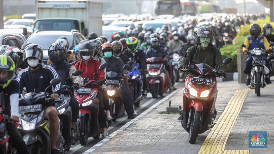 Kemacetan kendaraan motor dan mobil saat jam kerja (CNBC Indonesia/Faisal Rahman)