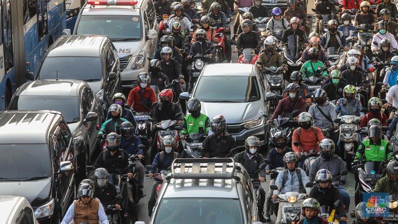 Kemacetan kendaraan motor dan mobil saat jam kerja (CNBC Indonesia/Faisal Rahman) Kemacetan kendaraan motor dan mobil saat jam kerja (CNBC Indonesia/Faisal Rahman)