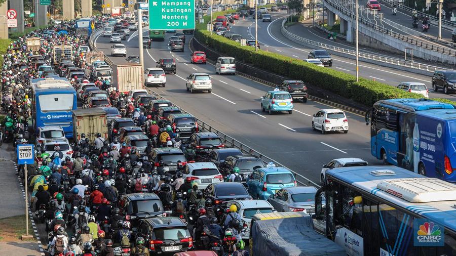 Kemacetan kendaraan motor dan mobil saat jam kerja (CNBC Indonesia/Faisal Rahman)