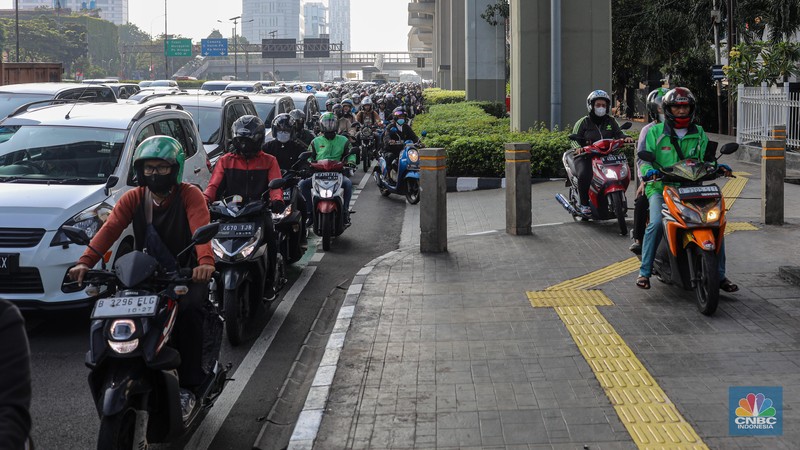 Kemacetan kendaraan motor dan mobil saat jam kerja (CNBC Indonesia/Faisal Rahman) Kemacetan kendaraan motor dan mobil saat jam kerja (CNBC Indonesia/Faisal Rahman)