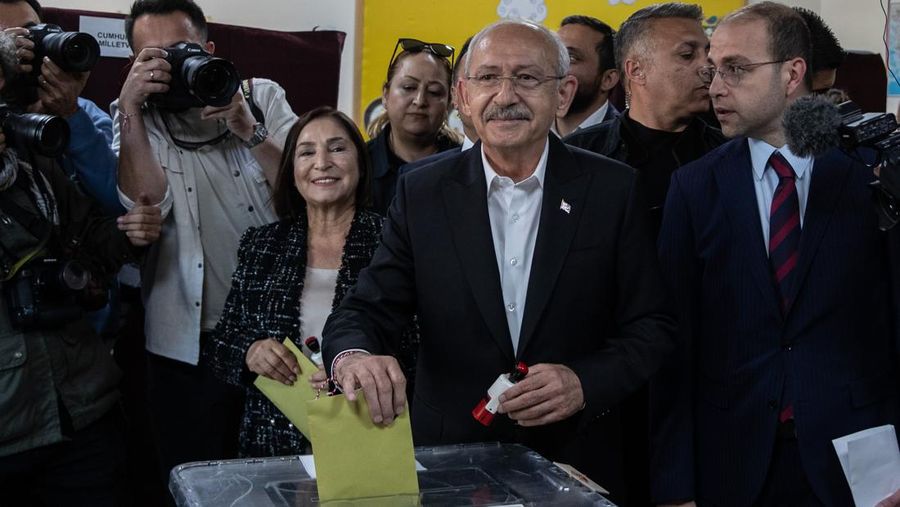 ANKARA, TURKEY - MAY 14: Republican People's Party (CHP) leader and presidential candidate of the main opposition alliance Kemal Kilicdaroglu and his wife Selvi Kilicdaroglu cast their vote at a polling station during Turkey's General Election on May 14, 2023 in Ankara, Turkey. Today, President Recep Tayyip Erdogan faces his biggest electoral test as the country goes to the polls in the country's general election. Erdogan has been in power for more than two decades -- first as prime minister, then as president -- but his popularity has recently taken a hit due to Turkey's ongoing economic crisis and his government's response to a series of devastating earthquakes. Meanwhile, the political opposition has united around one candidate, Kemal Kilicdaroglu, with some pre-election polls giving him an edge. (Photo by Burak Kara/Getty Images)