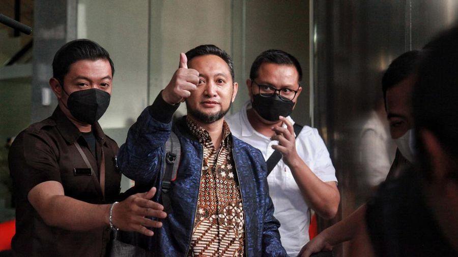 Kepala Bea Cukai Makassar Andhi Pramono selesai menjalani pemeriksaan di gedung KPK Jakarta. Begini ekspresinya saat keluar gedung KPK. (Dok. Detikcom/Ari Saputra)