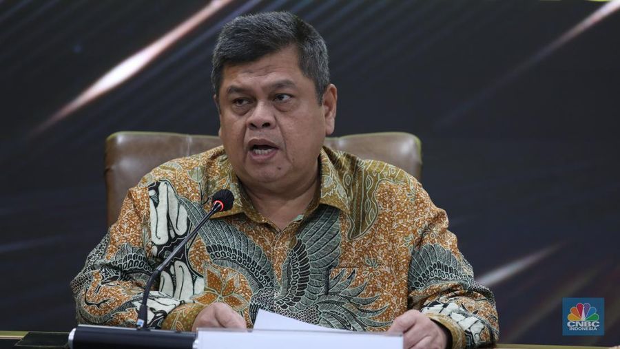 Kepala BPKP Muhammad Yusuf Ateh dalam konferensi pers kerugian perkara BTS di gedung Kejaksaan Agung, Jakarta, Senin (15/5/2023).  (CNBC Indonesia/Tri Susilo)