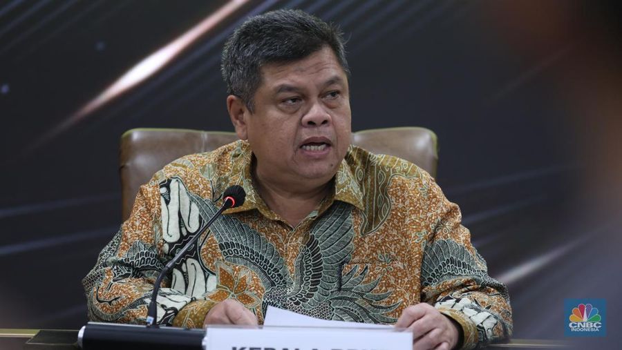 Kepala BPKP Muhammad Yusuf Ateh dalam konferensi pers kerugian perkara BTS di gedung Kejaksaan Agung, Jakarta, Senin (15/5/2023).  (CNBC Indonesia/Tri Susilo)