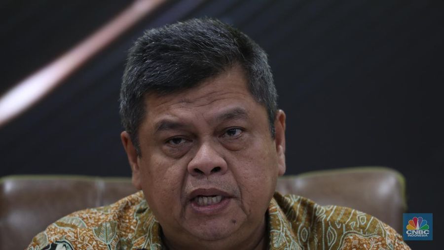 Kepala BPKP Muhammad Yusuf Ateh dalam konferensi pers kerugian perkara BTS di gedung Kejaksaan Agung, Jakarta, Senin (15/5/2023).  (CNBC Indonesia/Tri Susilo)