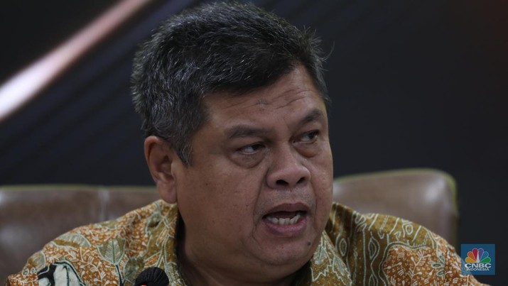 Kepala BPKP Muhammad Yusuf Ateh dalam konferensi pers kerugian perkara BTS di gedung Kejaksaan Agung, Jakarta, Senin (15/5/2023).  (CNBC Indonesia/Tri Susilo)