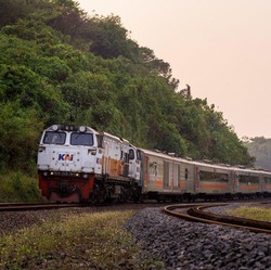 Jakarta-Surabaya 5,5 Jam Naik Kereta Semi Cepat Resmi Batal