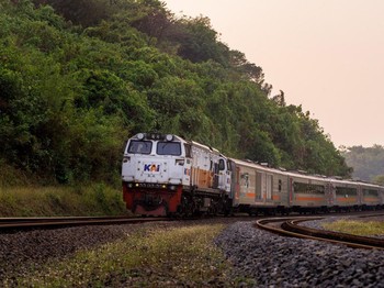 Jakarta-Surabaya 5,5 Jam Naik Kereta Semi Cepat Resmi Batal