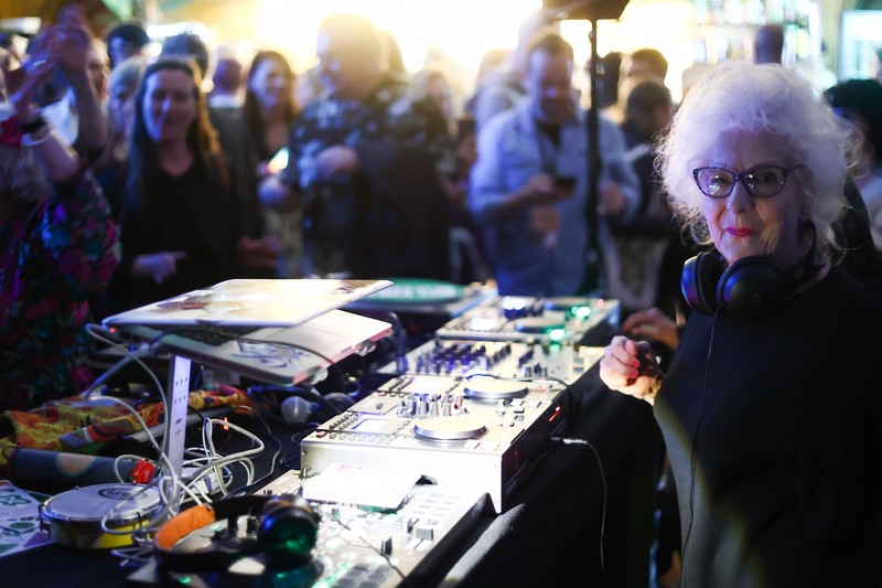 Orang-orang menari saat Wirginia Szmyt, DJ berusia 84 tahun, tampil dalam sebuah pesta di Warsawa, Polandia pada 13 Mei 2023. DJ Vika adalah DJ tertua di Polandia dan juga seorang aktivis yang bekerja untuk manula. Sebuah film dokumenter tentang DJ Vika dibuat dan ditayangkan perdana dalam beberapa hari terakhir. (Jakub Porzycki/Anadolu Agency via Getty Images)