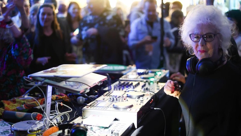 Orang-orang menari saat Wirginia Szmyt, DJ berusia 84 tahun, tampil dalam sebuah pesta di Warsawa, Polandia pada 13 Mei 2023. DJ Vika adalah DJ tertua di Polandia dan juga seorang aktivis yang bekerja untuk manula. Sebuah film dokumenter tentang DJ Vika dibuat dan ditayangkan perdana dalam beberapa hari terakhir. (Jakub Porzycki/Anadolu Agency via Getty Images)