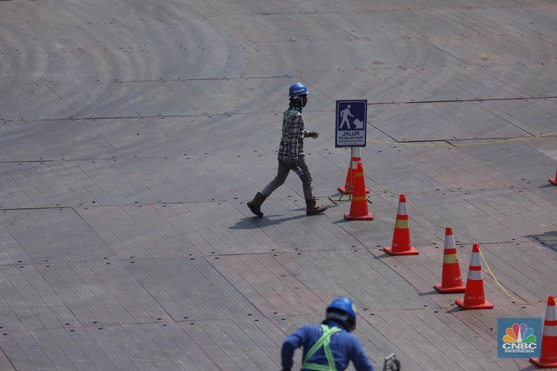 Pekerja melakukan aktivitas di proyek pembangunan MRT Jakarta fase 2 di kawasan Glodok, Jakarta, Senin (15/5/2023). Pekerja melakukan aktivitas di proyek pembangunan MRT Jakarta fase 2 di kawasan Glodok, Jakarta, Senin (15/5/2023). (CNBC Indonesia/Tri Susilo)
