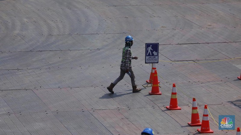 Pekerja melakukan aktivitas di proyek pembangunan MRT Jakarta fase 2 di kawasan Glodok, Jakarta, Senin (15/5/2023). (CNBC Indonesia/Tri Susilo)