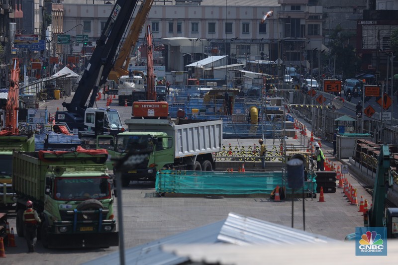 Pekerja melakukan aktivitas di proyek pembangunan MRT Jakarta fase 2 di kawasan Glodok, Jakarta, Senin (15/5/2023). (CNBC Indonesia/Tri Susilo)