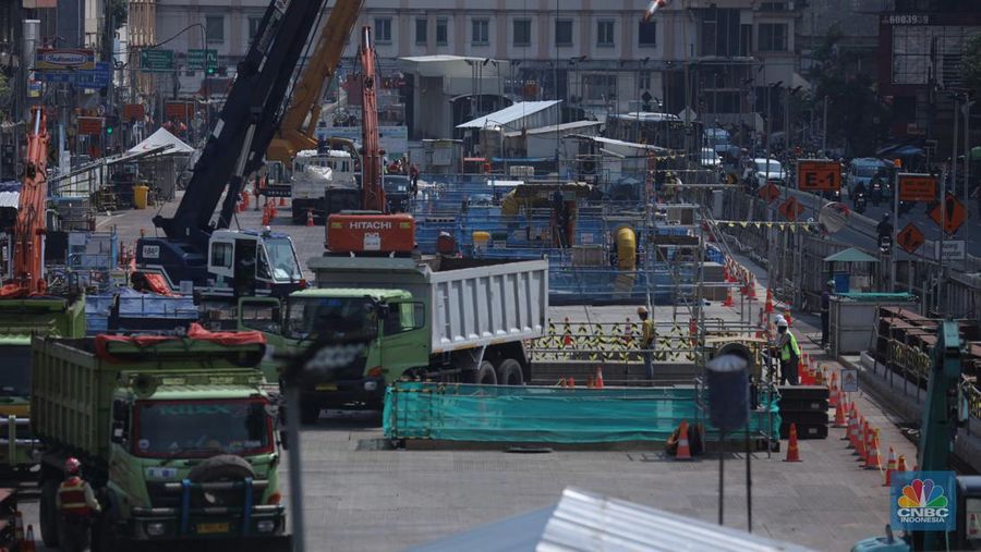 Pekerja melakukan aktivitas di proyek pembangunan MRT Jakarta fase 2 di kawasan Glodok, Jakarta, Senin (15/5/2023). (CNBC Indonesia/Tri Susilo)