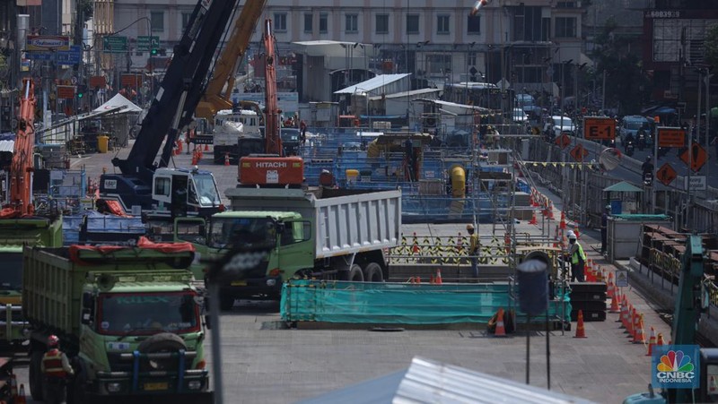 Pekerja melakukan aktivitas di proyek pembangunan MRT Jakarta fase 2 di kawasan Glodok, Jakarta, Senin (15/5/2023). (CNBC Indonesia/Tri Susilo)