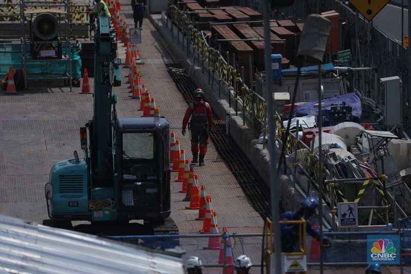 Pekerja melakukan aktivitas di proyek pembangunan MRT Jakarta fase 2 di kawasan Glodok, Jakarta, Senin (15/5/2023). (CNBC Indonesia/Tri Susilo)